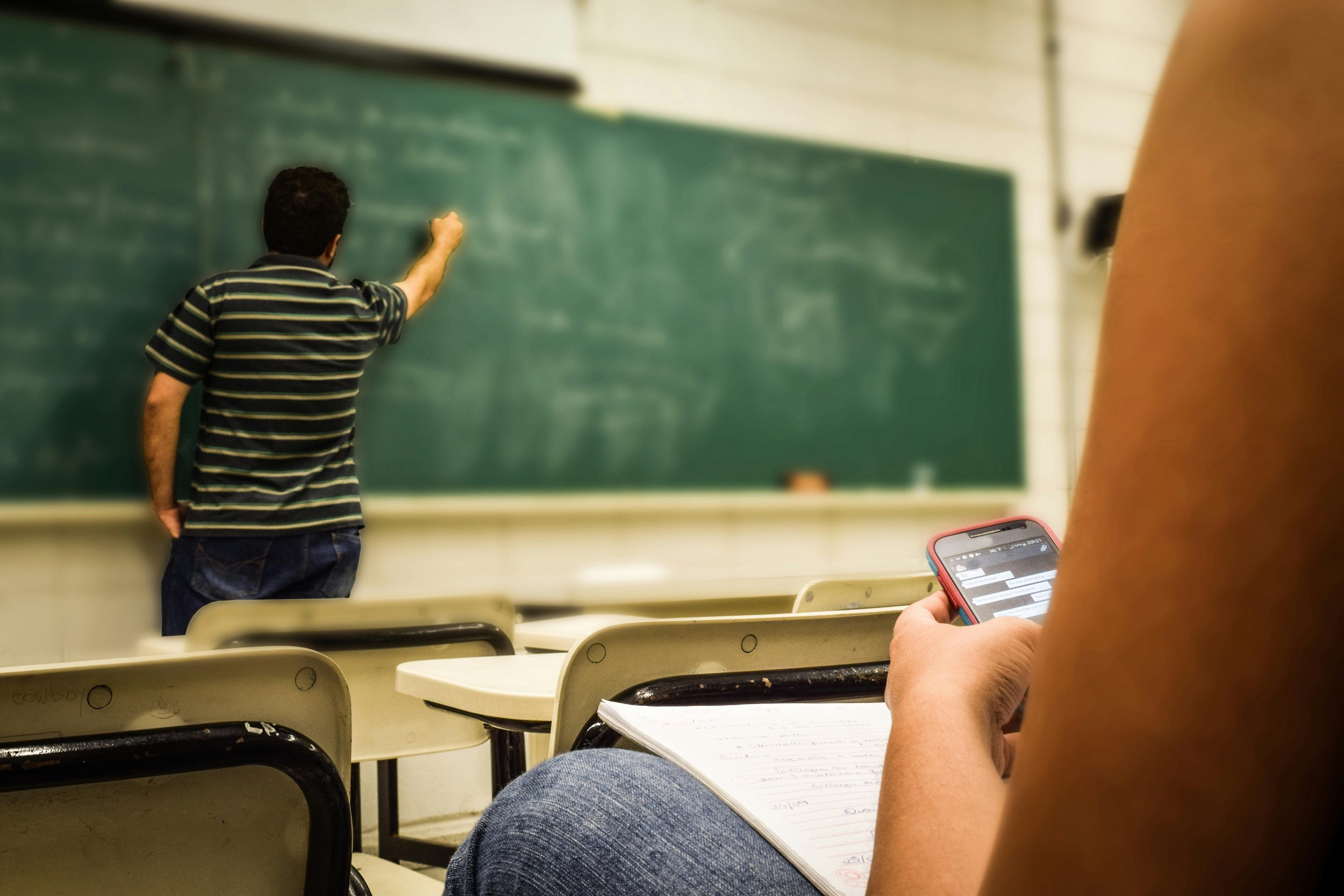 Strikt telefoonverbod op middelbare school niet per se beter