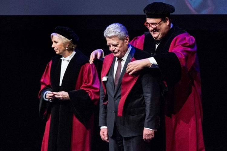 Standing ovation for President Gauck 