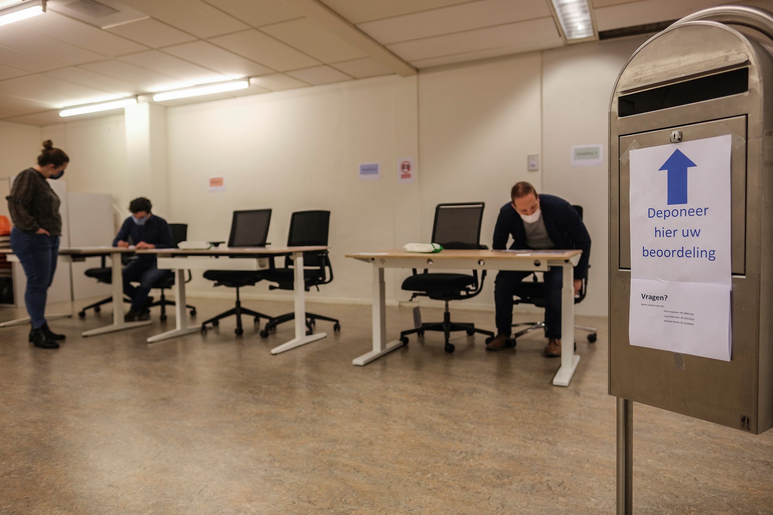 Spot the difference between desk 1 and desk 2