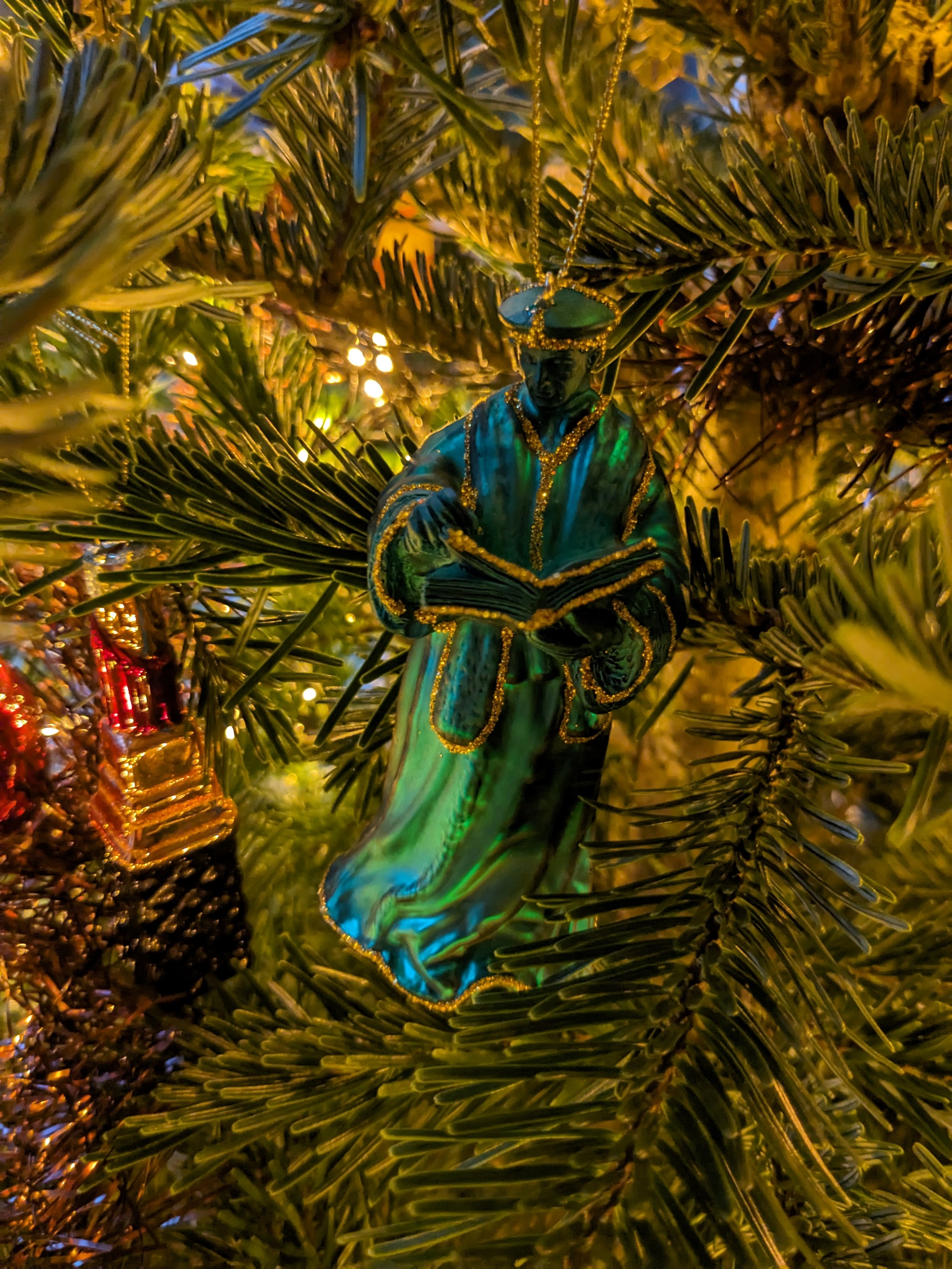 Money or an old-fashioned Christmas hamper