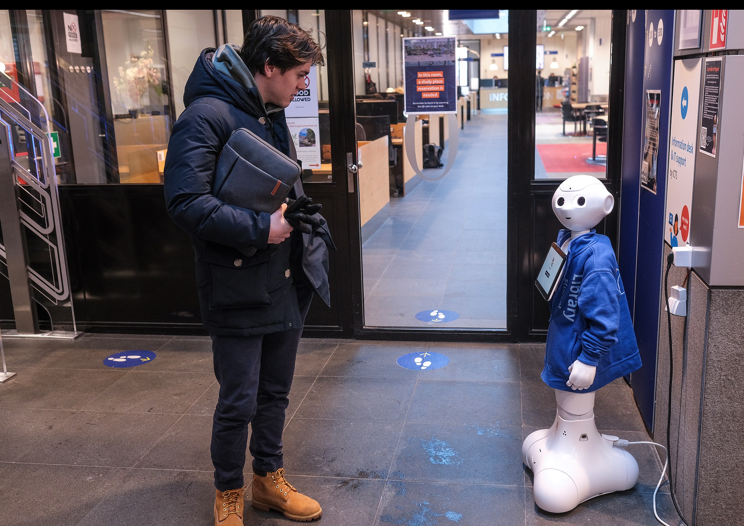 Robot Pepper as a library employee